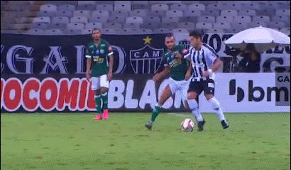 浩克回归巴西首秀助攻塔神 横行赛场撞飞对手5米