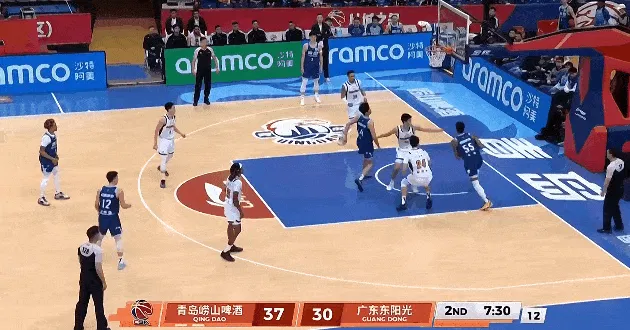 米奇连续攻框得手已经砍下23分,青岛领先广东至10分